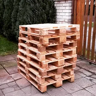 Skládané dřevěné palety jako surovina na postel.