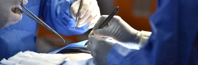 ruce lékařů při operaci v nemocničním prostředí