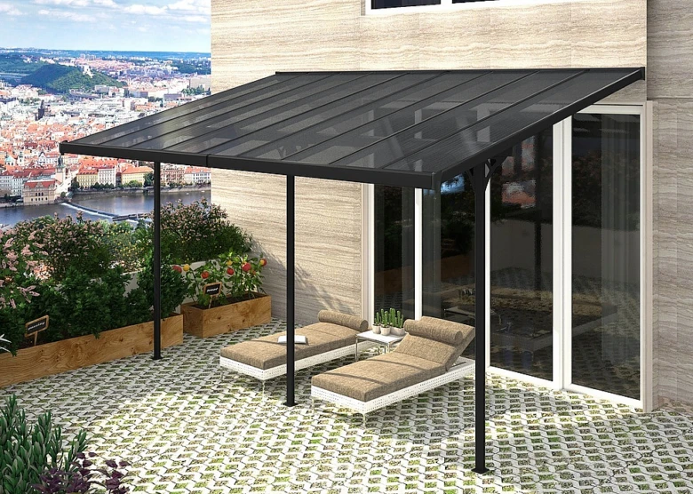 Moderní černá zahradní pergola s lehkou střechou nad lehátky na terase.