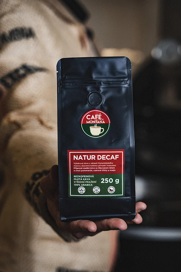 Ruka drží balení dekafeinované kávy značky Café Montána.
