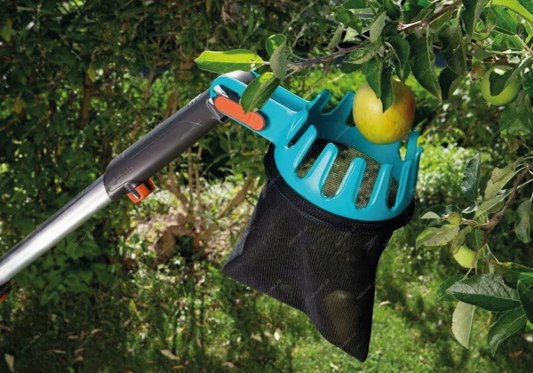 Modrý nástroj na sběr ovoce s taškou pro jablka.