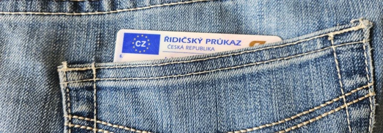 Český řidičský průkaz v zadní kapse džínových kalhot.