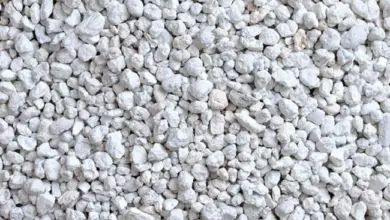 Bílá stelivová granulát pro kočky z hlíny.