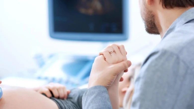 Manželský pár čeká na ultrazvukový screening v prvním trimestru