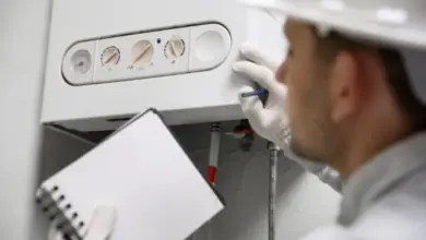 Technik kontroluje topení při práci s energiemi.