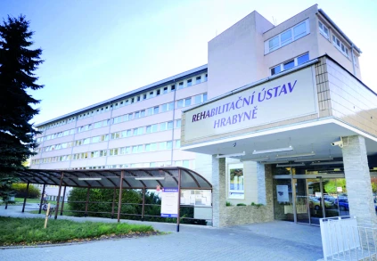 Fotografie budovy rehabilitačního ústavu pro léčbu pohybového aparátu.