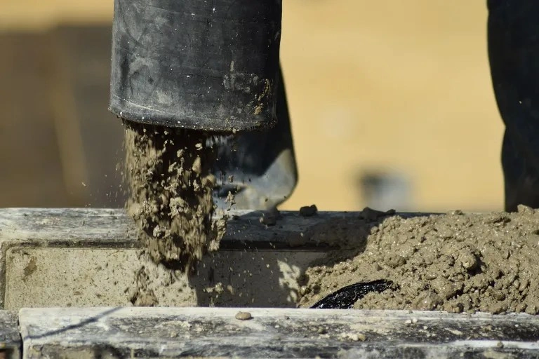 Zvláštní beton se nalévá do dřevěného tvrdého rámu.