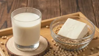 Sójové mléko, tofu a sójová zrna jako zdroje rostlinných bílkovin.