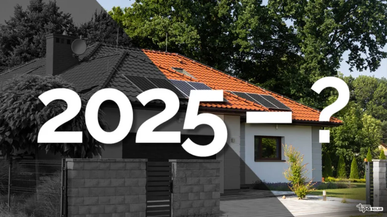 Dům s fotovoltaickými panely na střeše v roce 2025.