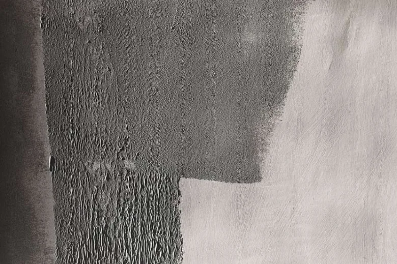 Textura zdi po aplikaci penetrace s viditelnými štětcovými tahy.