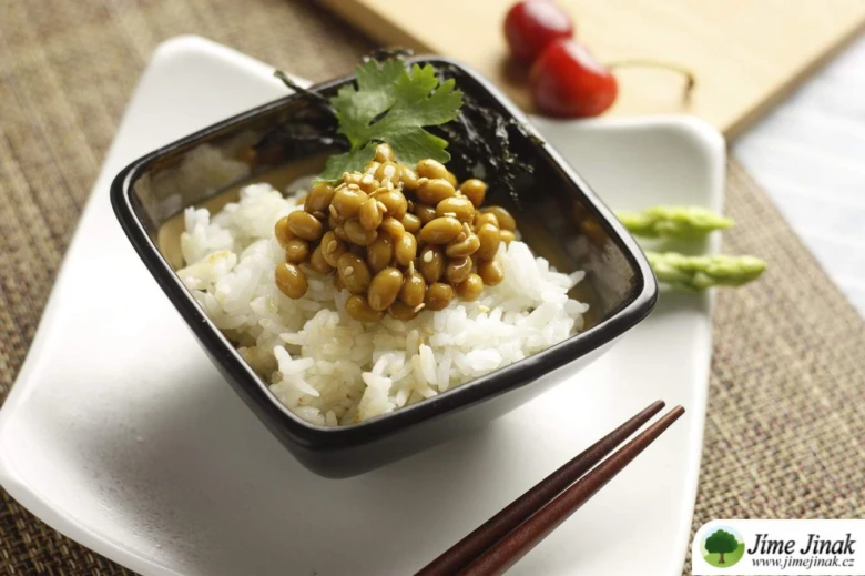 Černá miska s rýží a fermentovanými sójovými bobkami natto.