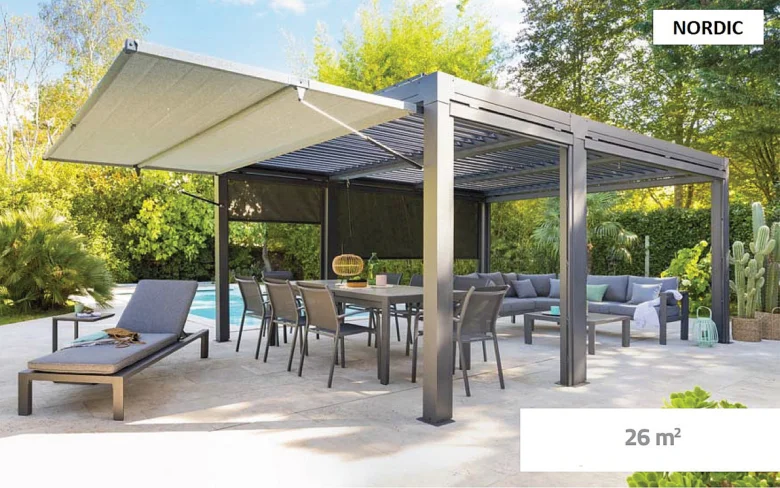 Modern zahradní pergola s nábytkem u bazénu v zeleném prostředí.