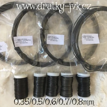Černé vázací dráty v balení s označením průměru od 0,35 do 0,8 mm.