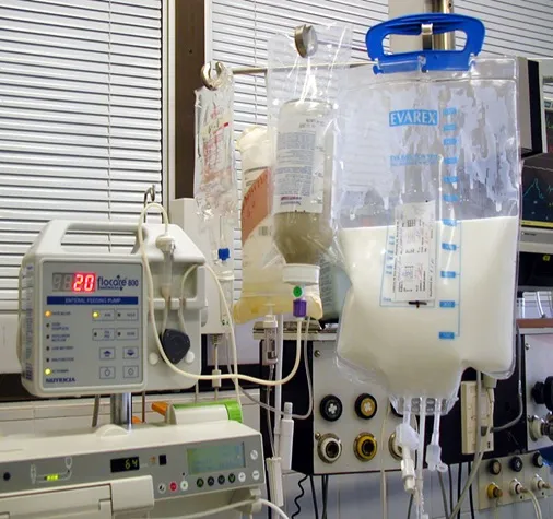Medicínské vybavení s infuzními vaky pro léčbu nemocných.