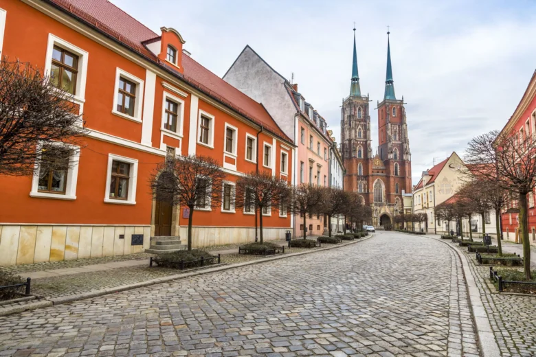 Kostel svatého Vavřince ve Wroclavi s barevnými domy