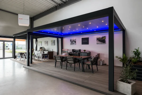 Moderní prefabrikovaná stavba s vnitřním zařízením na dřevěné terase.