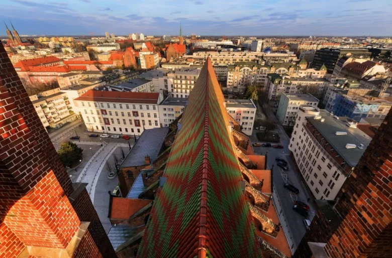 Výhled z věže katedrály ve Wroclavi na okolní město.