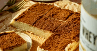 Svítek tiramisu posypaný kakaem na papíře