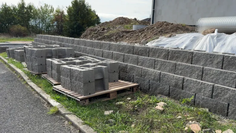 Sedmičkové bloky pro opěrnou zeď na staveništi.