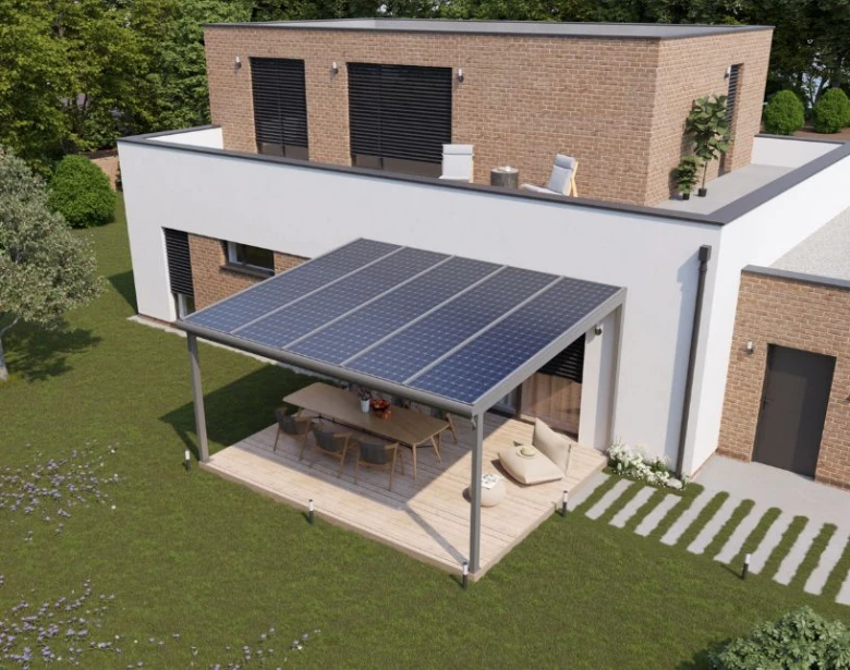 Moderní zahradní pergola s fotovoltaickými panely na dřevěné terase.