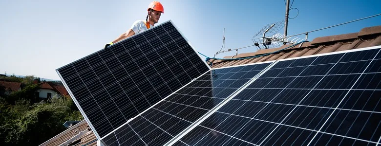 Montáž fotovoltaických panelů na střechu rodinného domu.