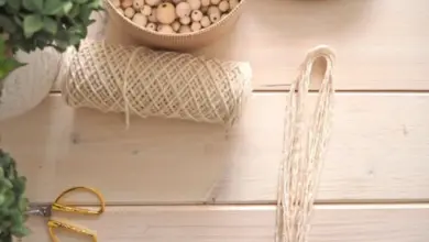 Materiály na výrobu makramé: provaz, korálky, nůžky.