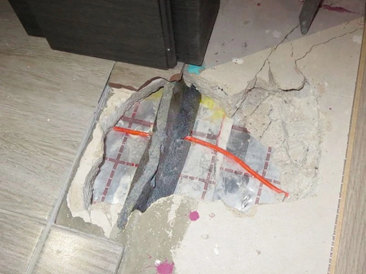 Odkrytá elektrická podlahová topení s viditelnými vodiči a izolací.