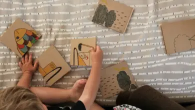 Dítě tvoří s kresbami na kartonových krabici.