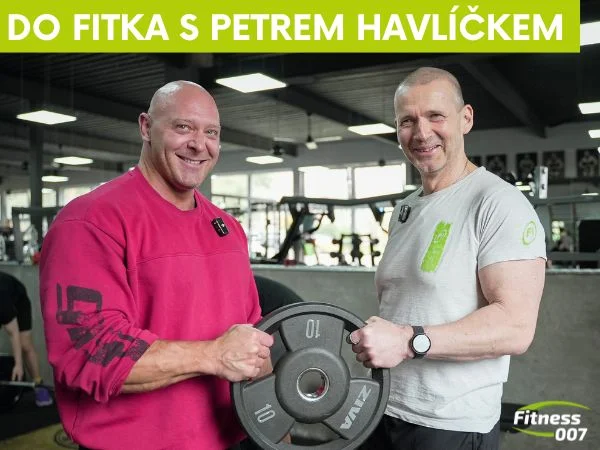 Dva muži staršího věku zvedají váhu v posilovně.
