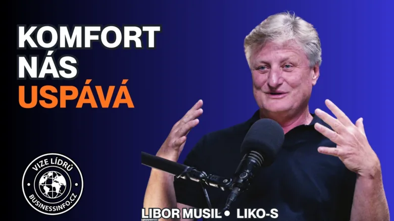 Muž mluví do mikrofonu při prezentaci nebo přednášce.